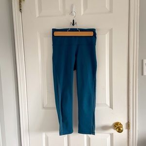 Old Navy Active teal cropped capri leggings